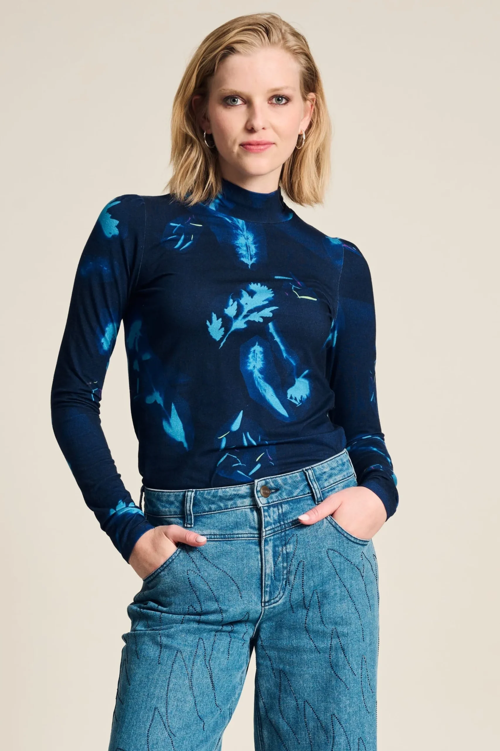 TURTLENECK Feathers And Florals
